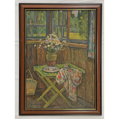 Цветы и платок на столе