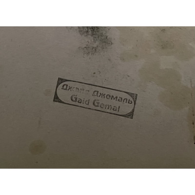 Сидящая девушка в красном