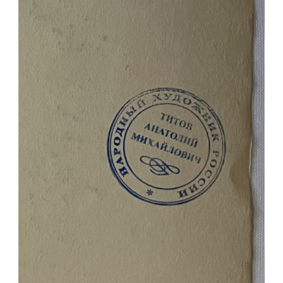 Горшки с цветами на подоконнике