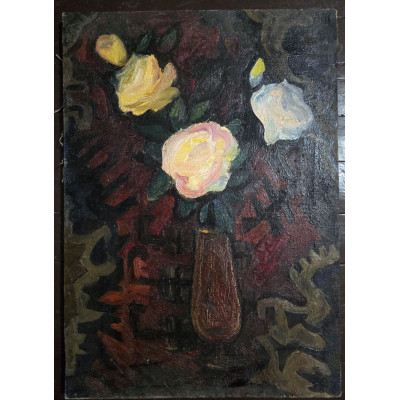 Три розы в вазе на столе