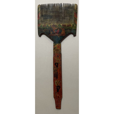 Старинная чесалка с народным сюжетом